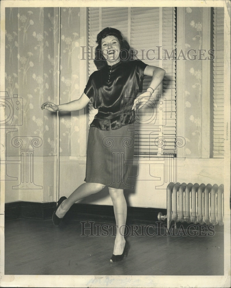 1946 Press Photo Woman Dancing The Charleston - RRW34519 - Historic Images