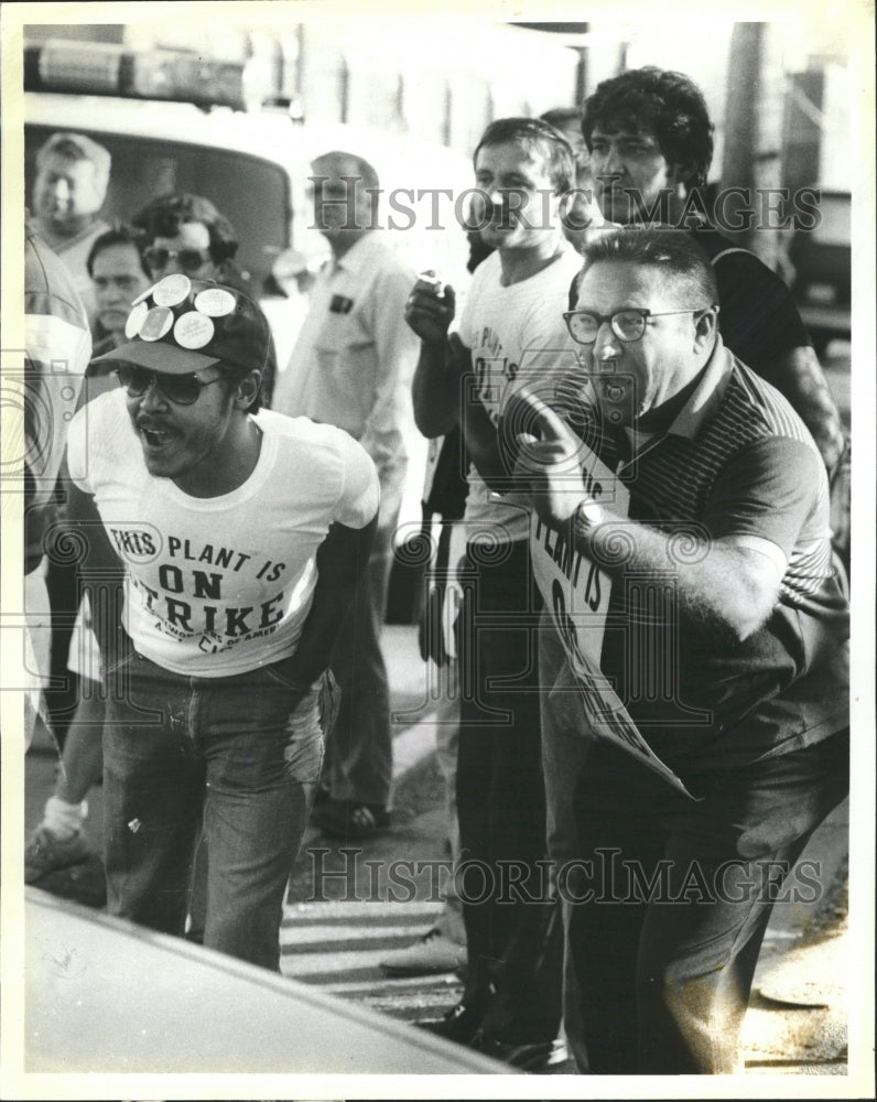 1984 Press Photo Danly Machine Corp. Strikers Jeer - RRW34663 - Historic Images