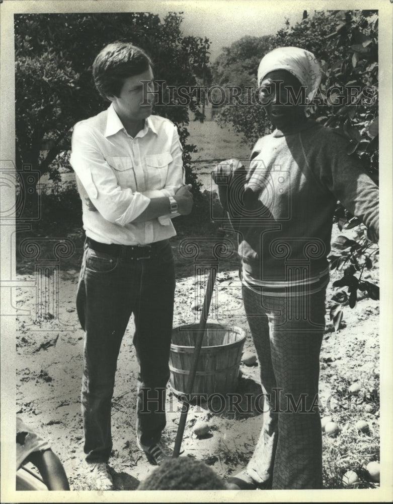 1980 Press Photo NBC News Chris Wallace &amp; Orange Picker - RRW34759 - Historic Images