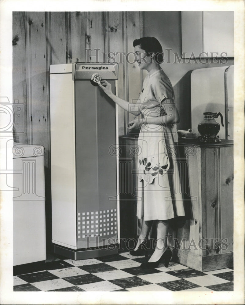 1955 Press Photo A square water heater - RRW34797 - Historic Images