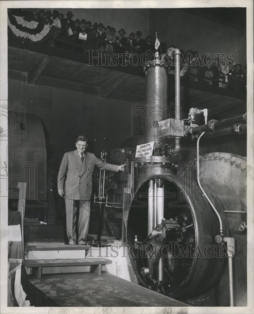 1945 Press Photo Mayor Ed Kelly &amp; Water Filtration - RRW34817 - Historic Images