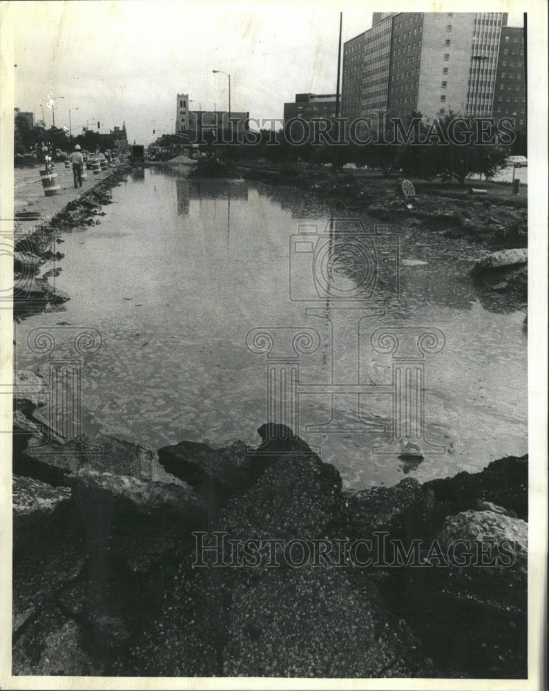 1981 Press Photo WaterMain Break On N. Ashland - RRW34831 - Historic Images