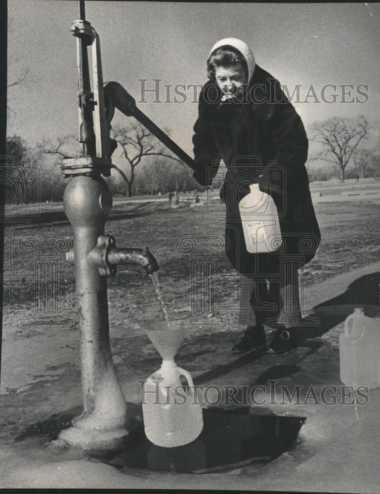 1974 Press Photo Mrs. Terry Novak Pumps Well Water - RRW34853 - Historic Images