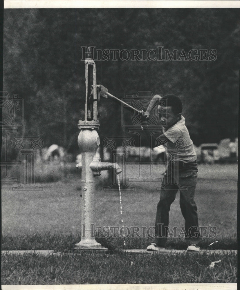 Press Photo Keith Leflor Gets A Drink - RRW34861 - Historic Images