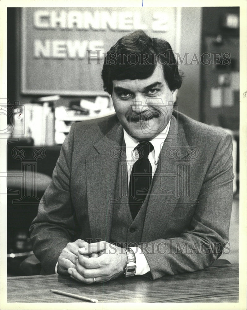 1982 Press Photo Bob Wallace WBBM TV Chicago Reporter - RRW34969 - Historic Images