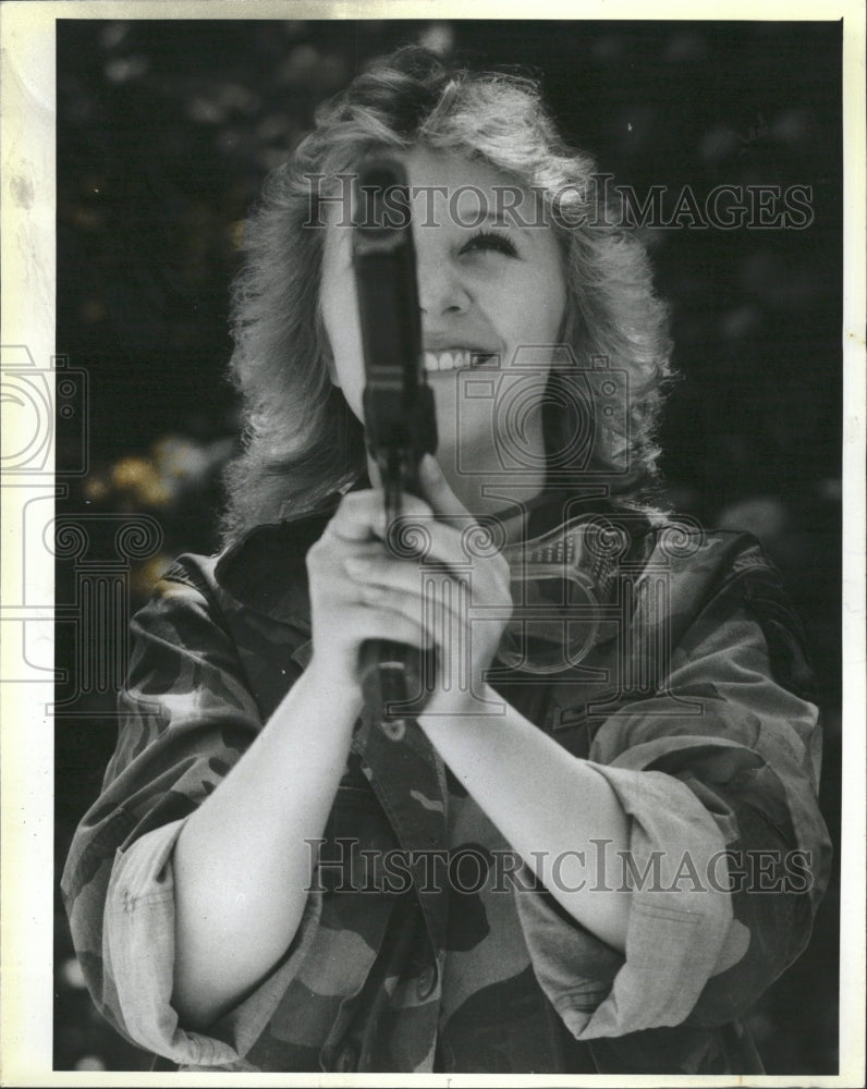 1985 Press Photo Woman Ink Pellet Gun Adventure Game - RRW34981 - Historic Images