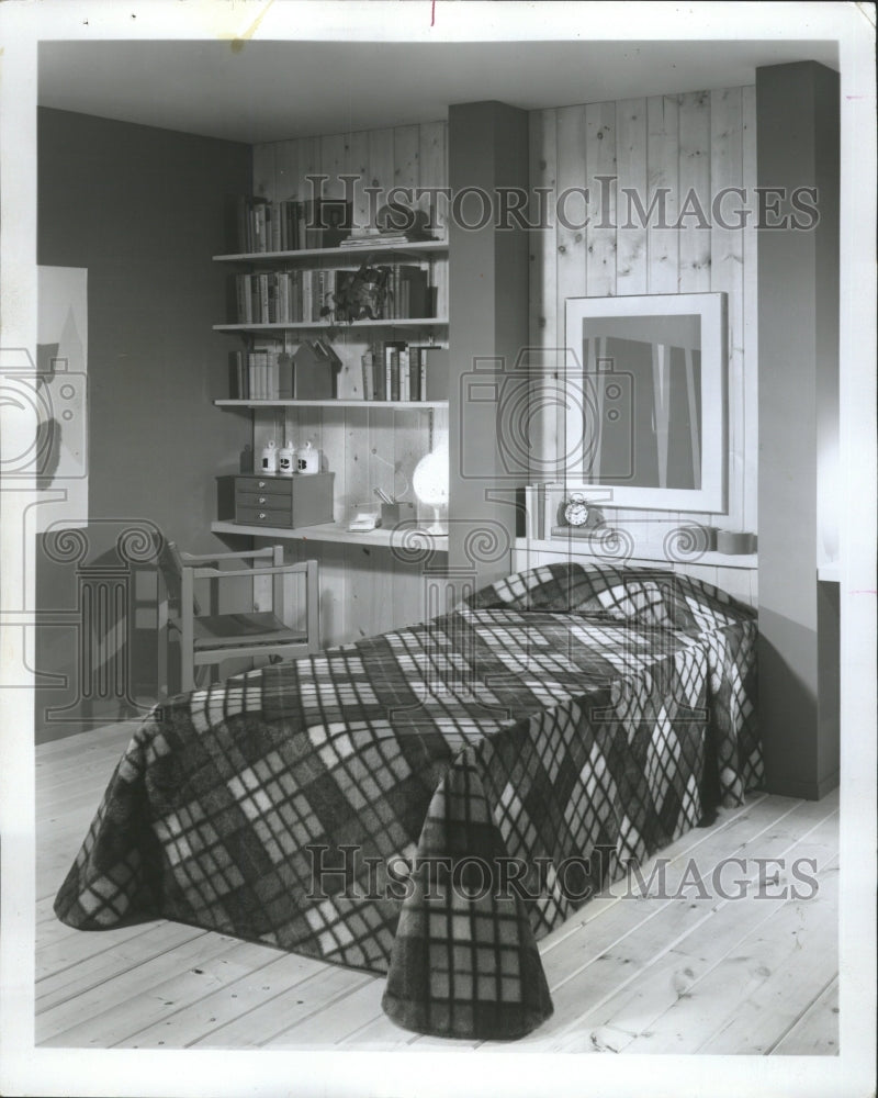 1976 Press Photo Knotty Pine Furniture/Floor/Paneling - RRW35001 - Historic Images