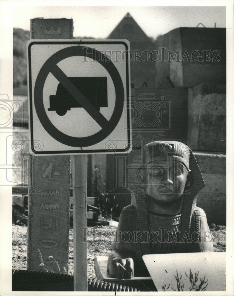 1985 Press Photo Truck Sign Egyptian Statue Pyramid - RRW35019 - Historic Images