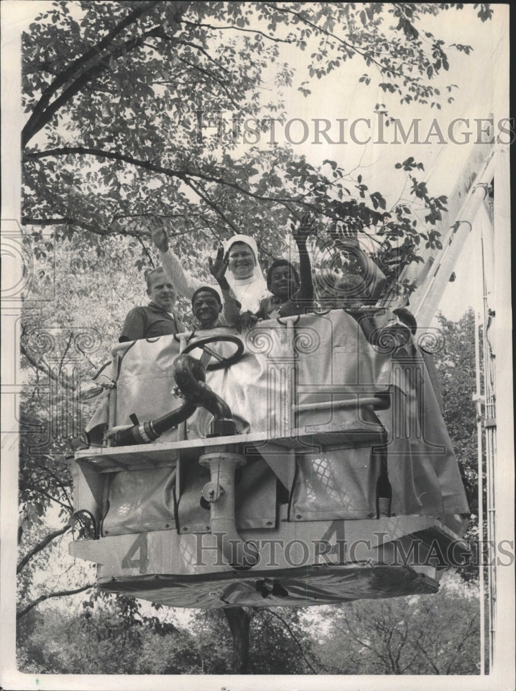 1971 Press Photo Snorkel ride for orphans at picnic - RRW35061 - Historic Images