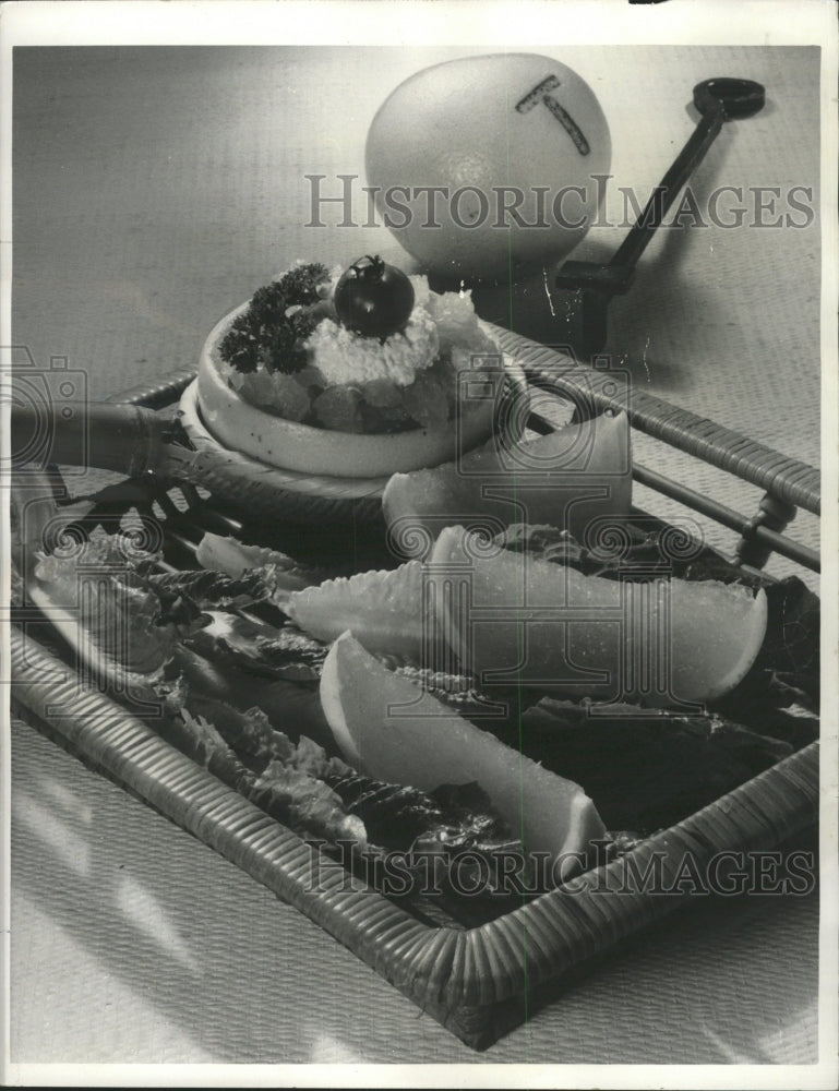 1975 Press Photo Grapefruit Gelatin In Fruit Skin Molds - RRW35123 - Historic Images