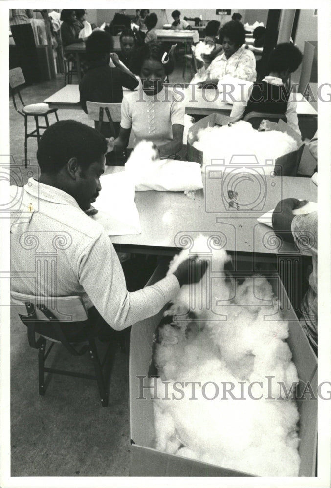 1977 Press Photo Theystuff Pillows Workers - RRW35219 - Historic Images