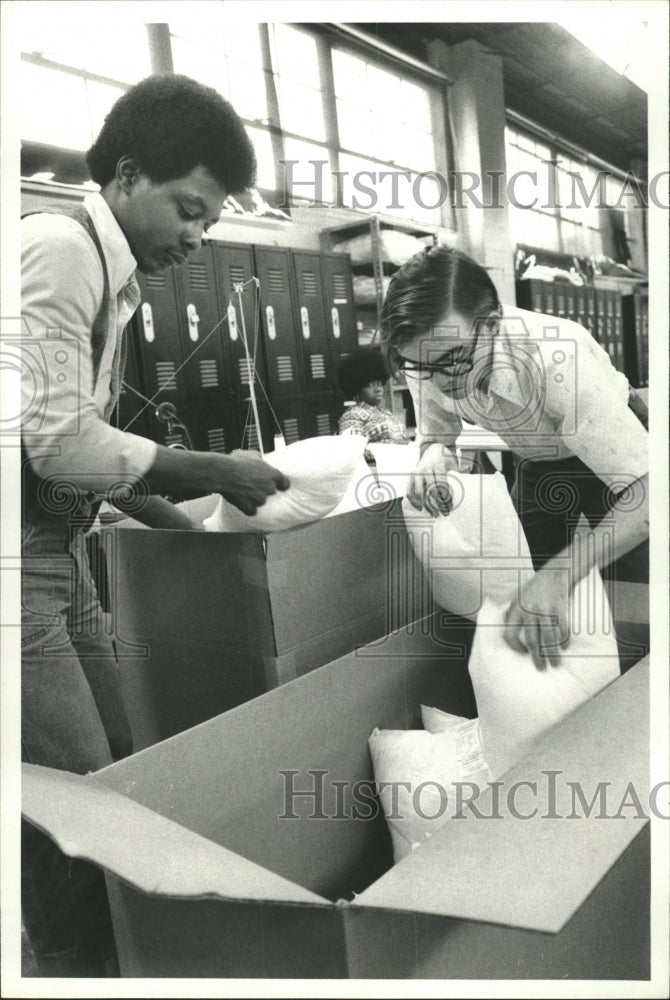 1977 Press Photo Packing Pillows - RRW35221 - Historic Images