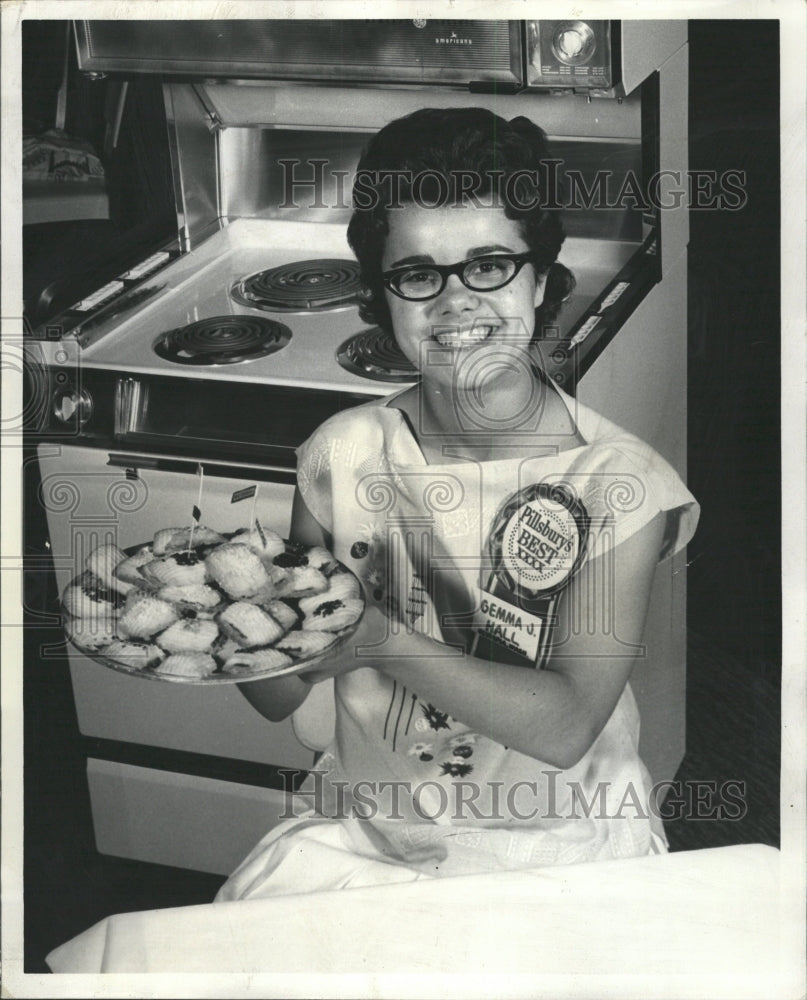 1963 Press Photo Pillsbury Bake-off Winner Chocolate - RRW35257 - Historic Images