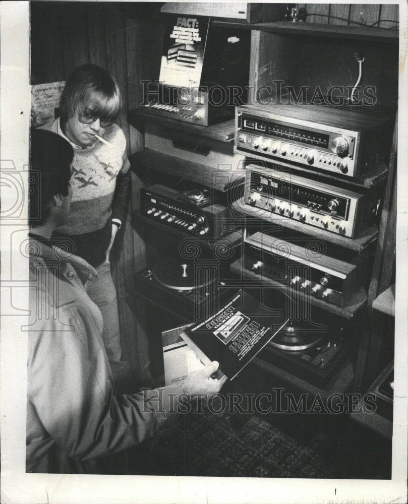 1977 Press Photo Prospective Stereo Buyer - RRW35315 - Historic Images