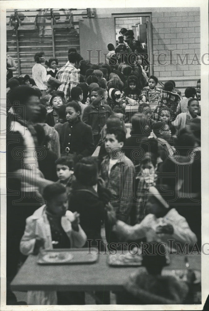 1969 Press Photo Free-lunch time at school - RRW35357 - Historic Images