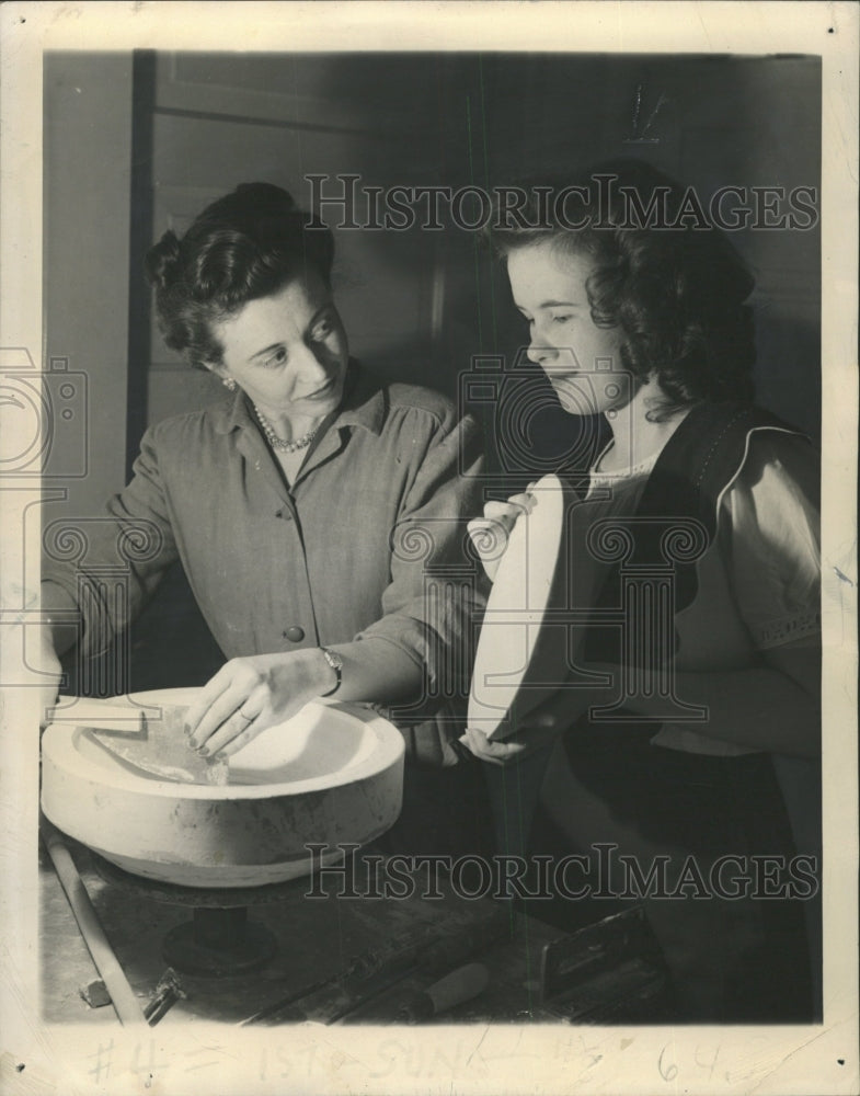 1946 Press Photo Mrs. Pence shows Jean to shape mold - RRW35373 - Historic Images