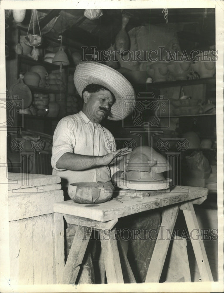 1991 Press Photo Mexican Pottery Worker Olivera Street - RRW35383 - Historic Images