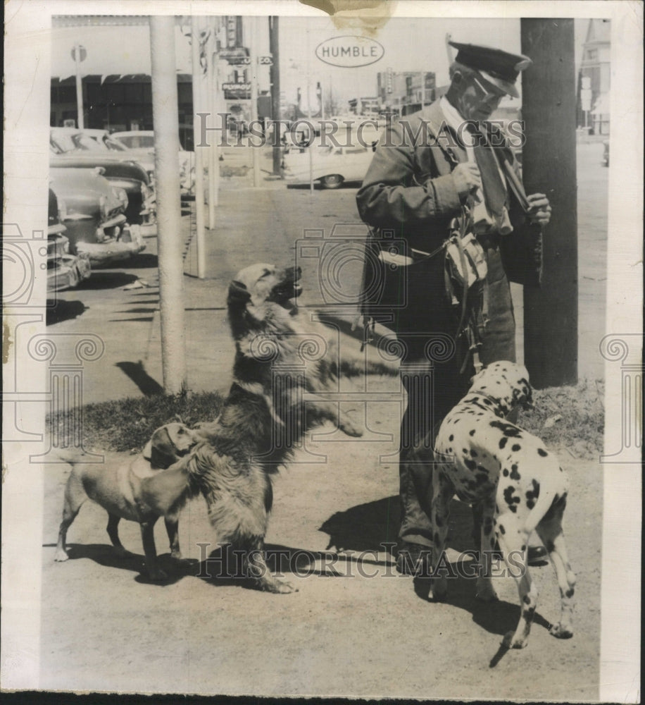 1957 Press Photo Letter carrier John McElhaney of Athen - RRW35403 - Historic Images