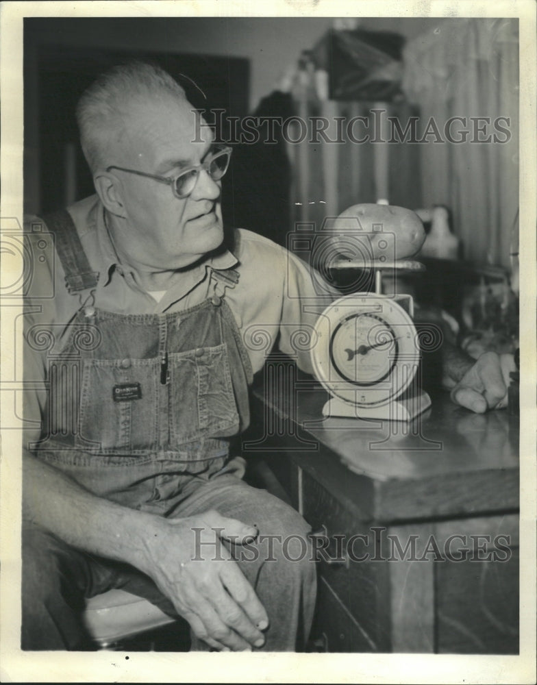 1965 Press Photo Gibson and his 2 pounds potato - RRW35455 - Historic Images