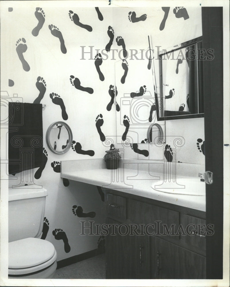 1972 Press Photo Footprints Painted Bathroom Wall - RRW35493 - Historic Images