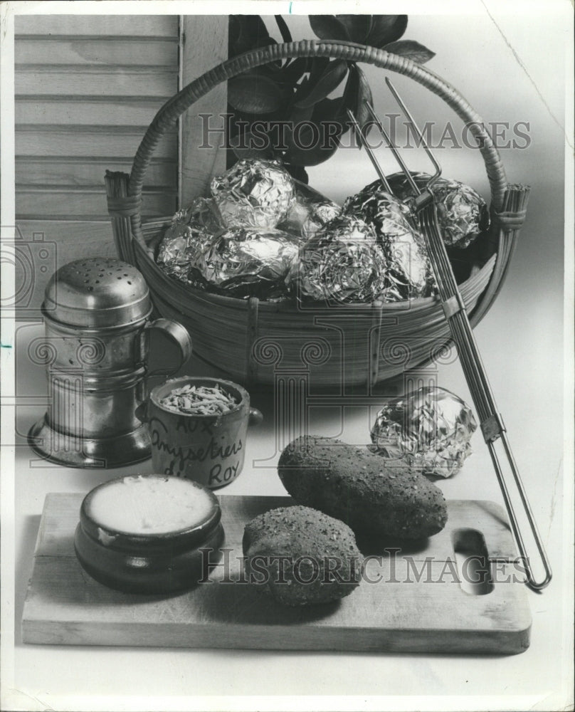 1973 Press Photo Seasoned Potatoes/Grilling/Cookout - RRW35513 - Historic Images