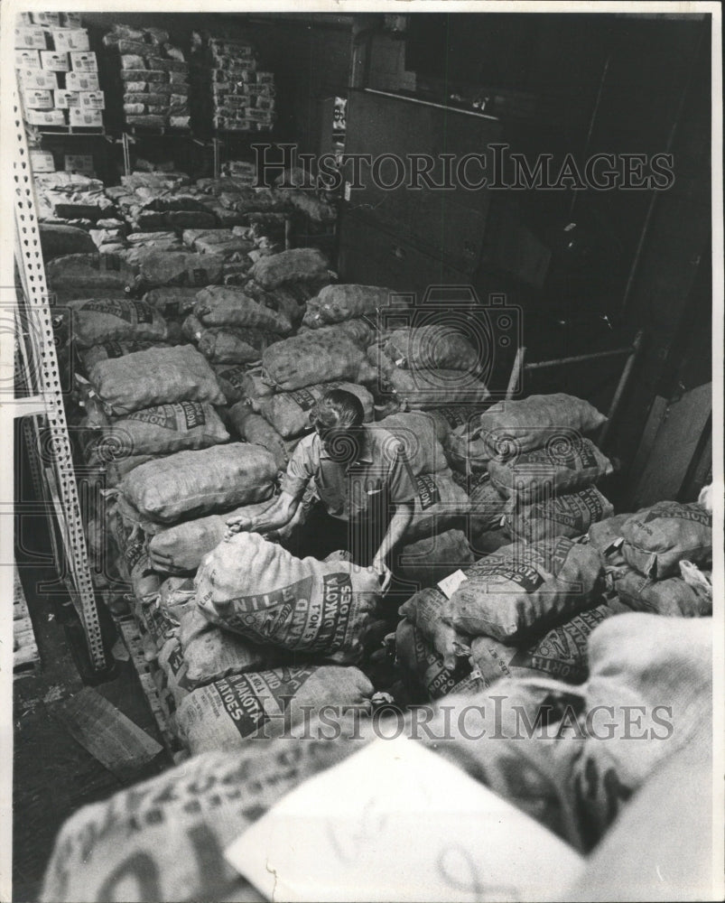 1970 Press Photo Potatoes in Warehouse Man - RRW35531 - Historic Images