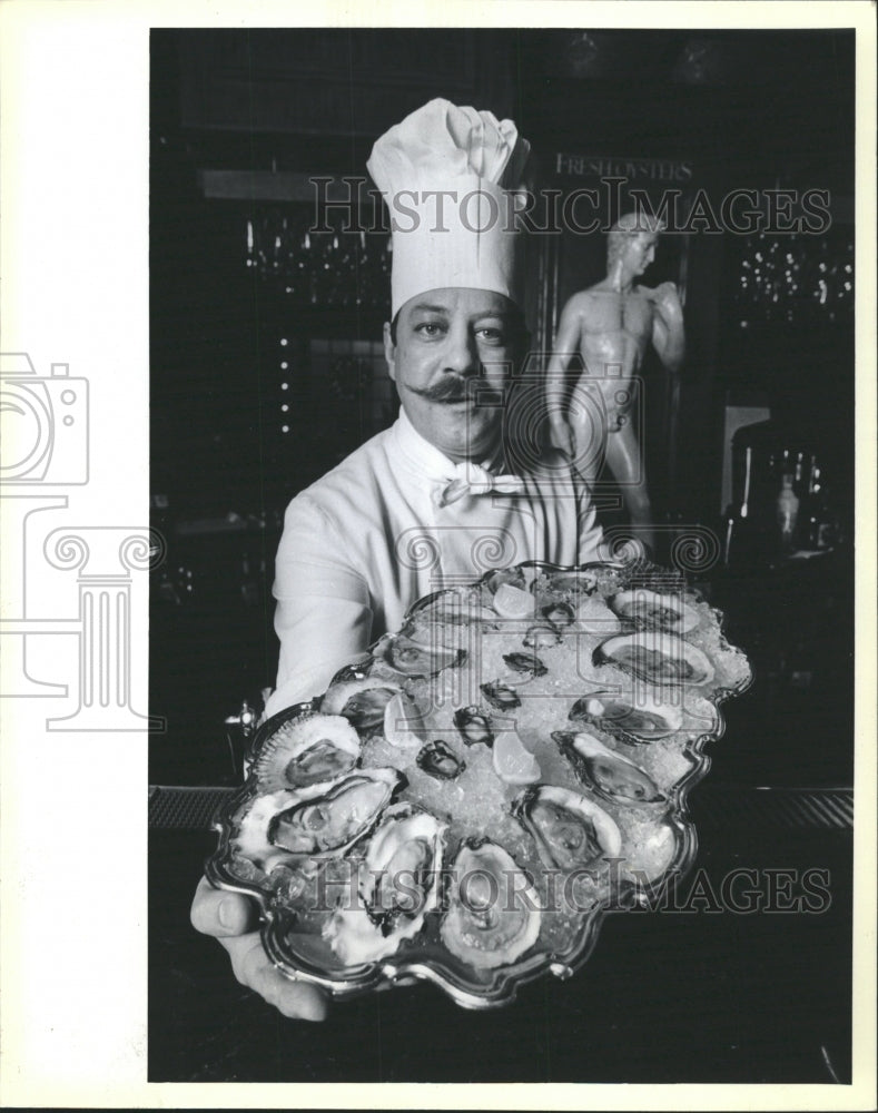 1983 Press Photo Chef Oyster Dish Statue at Philander&#39;s - RRW35557 - Historic Images