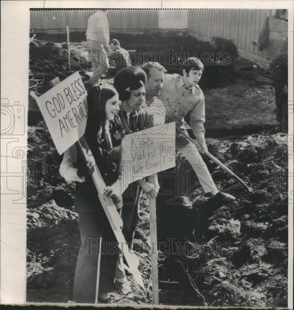 1970 Press Photo Friends Building Home for Orphans - RRW35599 - Historic Images