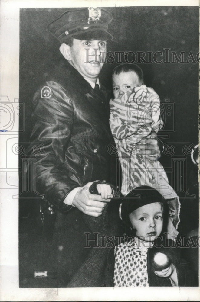 1965 Press Photo Patrolman with Ralph and Robert Black - RRW35605 - Historic Images