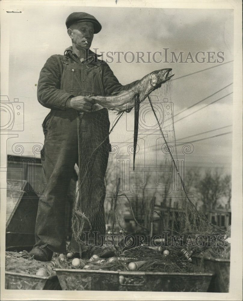 1987 Press Photo Skipper Joe Johnson holding trout - RRW35671 - Historic Images