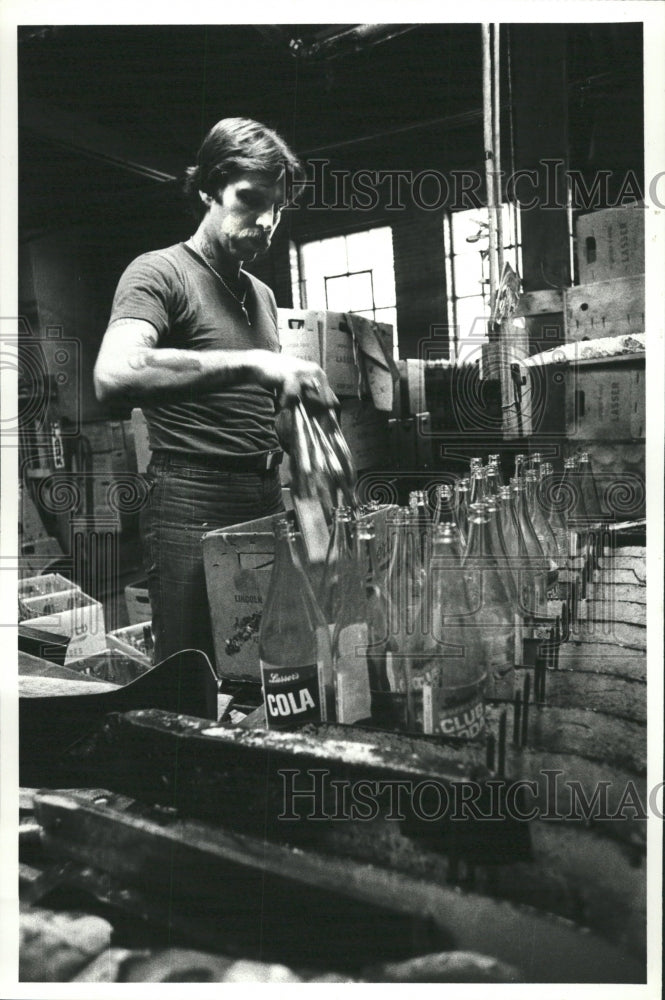 1980 Press Photo Bottle Cleaning Machine - RRW35725 - Historic Images