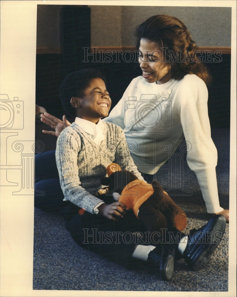 1987 Press Photo Robert Harris Hazel Brown Arthritis - RRW35795 - Historic Images