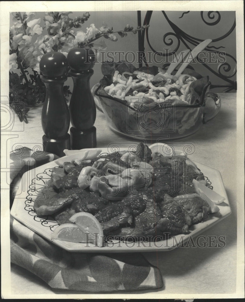 1972 Press Photo Al Fresco Lamb served w/ Pepper Salad - RRW35839 - Historic Images