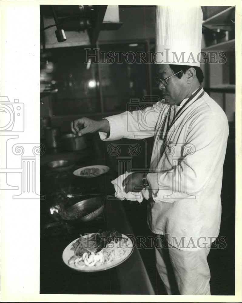 1986 Press Photo Chef Si Young Prepares Lamb Pasta - RRW35863 - Historic Images