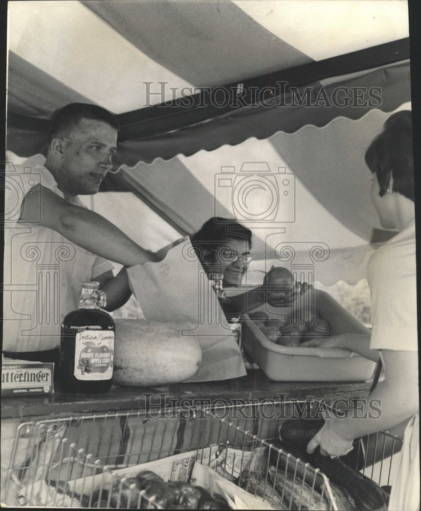 1966 Press Photo Lambs Pet Park Sell Vegetables - RRW35889 - Historic Images