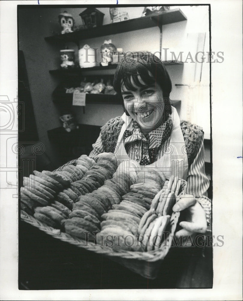 1976 Press Photo Libby Creigh displays cookies - RRW35893 - Historic Images