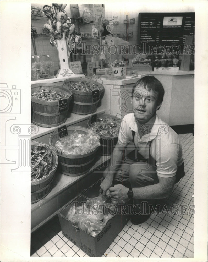 1989 Press Photo Paul Norris Lambs Farm - RRW35901 - Historic Images