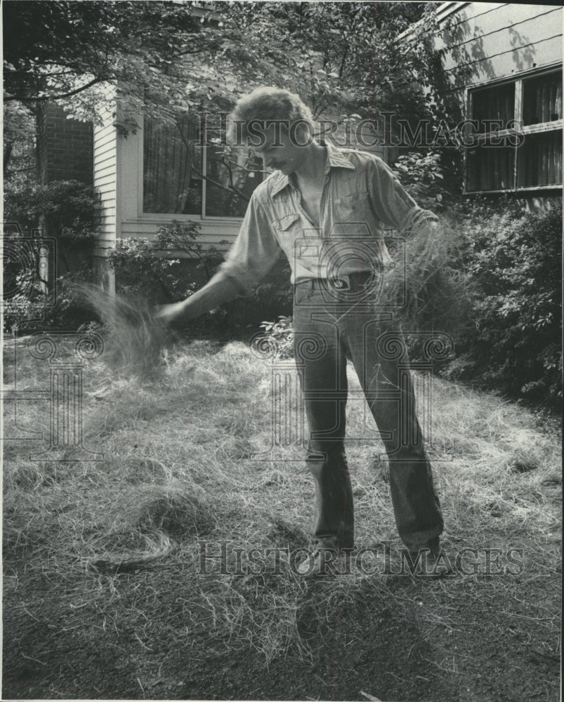 1983 Press Photo Lawn Care Straw Mulch - RRW35943 - Historic Images