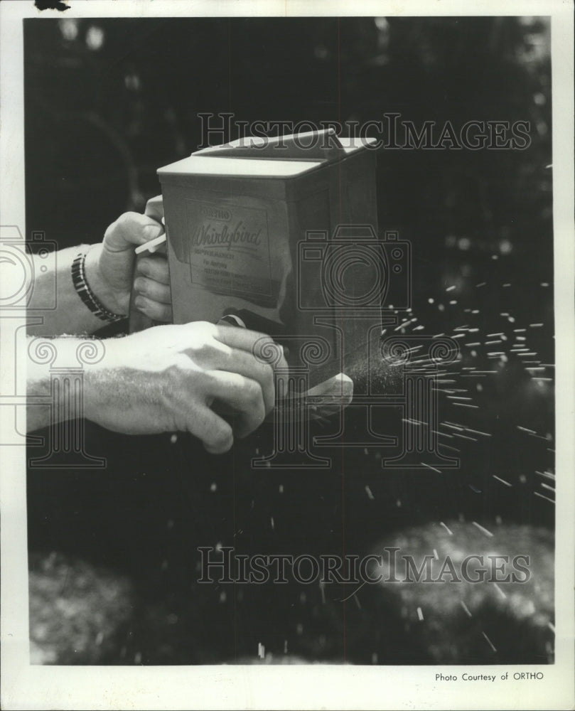 1970 Press Photo Hand Worked Lawn Fertilizer Applicator - RRW35945 - Historic Images