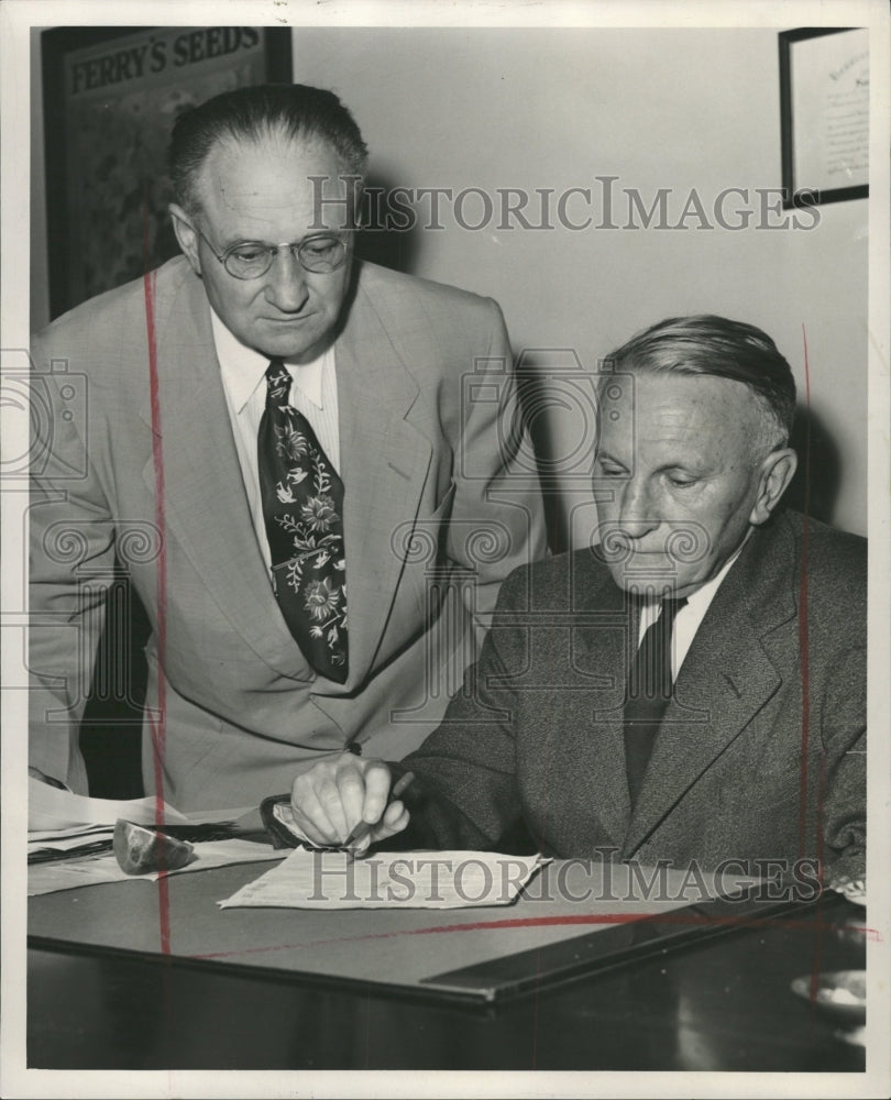 1951 Press Photo Harry H. Hobbs VP Ferry Morse Seedco - RRW36053 - Historic Images