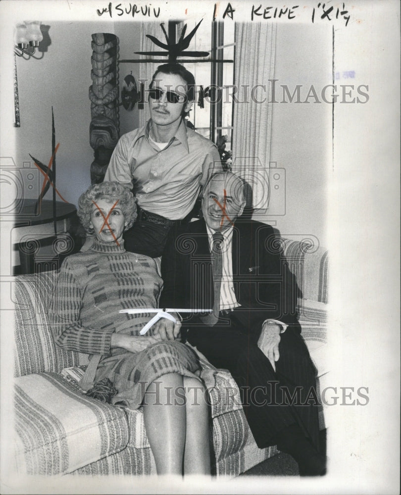 1975 Press Photo Ron Keine With His Parents Exonerated - RRW36161 - Historic Images