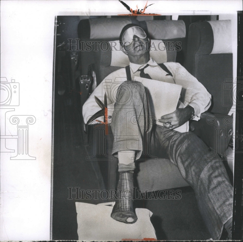 1956 Press Photo Senator Kefauver with his sore toe. - RRW36219 - Historic Images