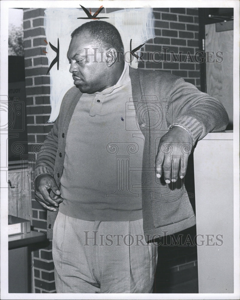 1966 Press Photo Isiah Kelly, guard at Dunn Inn. - RRW36237 - Historic Images