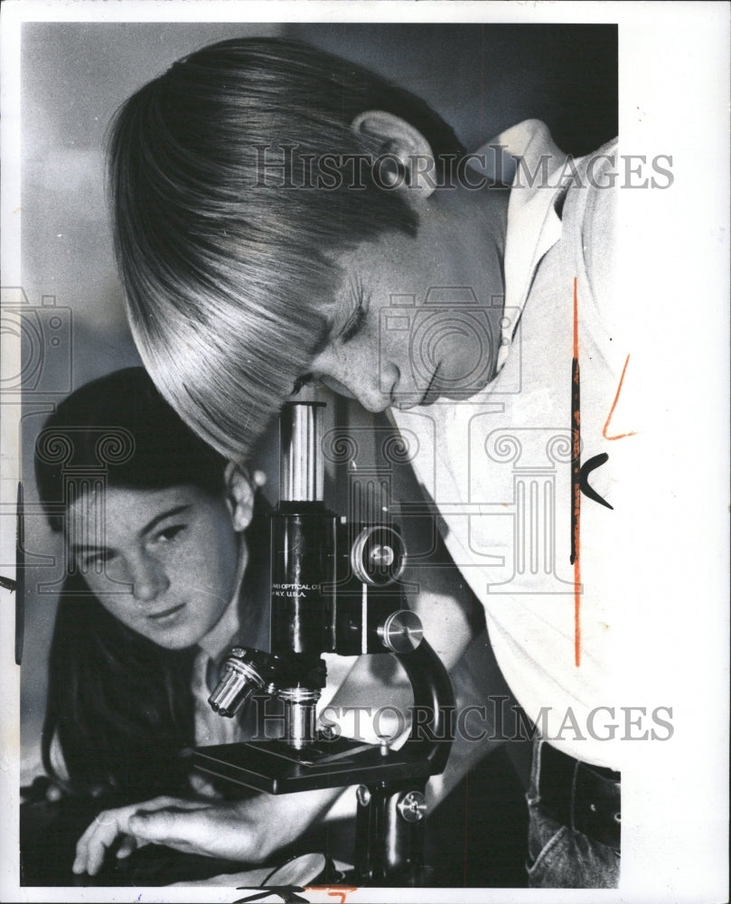 1976 Press Photo MICROSCOPE CRANBROOK INSTITUTE - RRW36343 - Historic Images