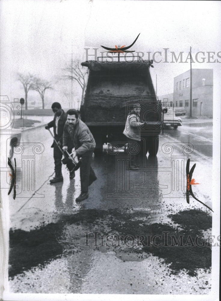 1970 Press Photo Wayne County Michigan Road Repairs - RRW36353 - Historic Images