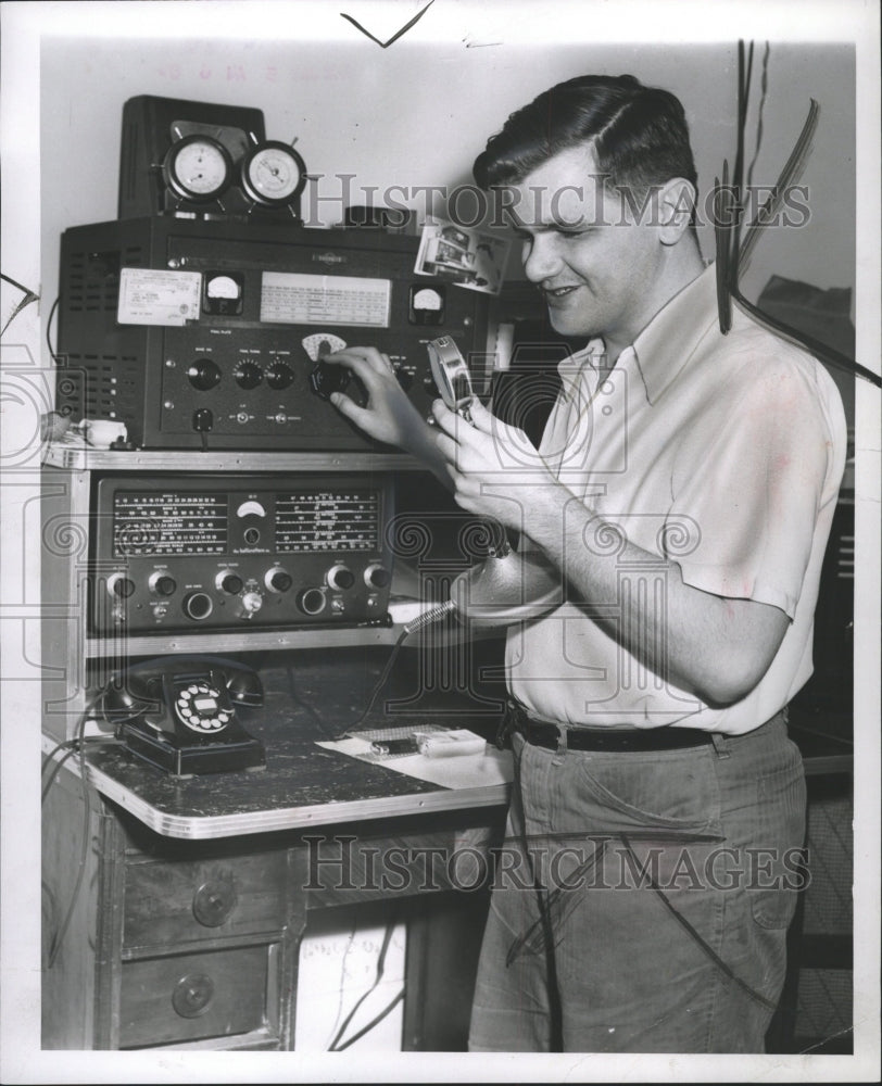 1952 Press Photo Operator John McAdams - RRW36473 - Historic Images