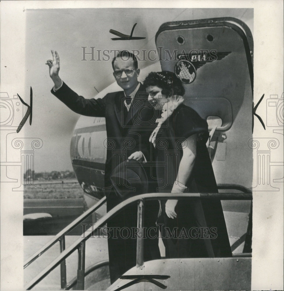 1953 Press Photo William N. Oatis and his wife - RRW36831 - Historic Images