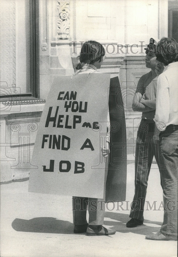 1971 Press Photo Jeff Suchak Wrigley Building Protest - RRW36881 - Historic Images