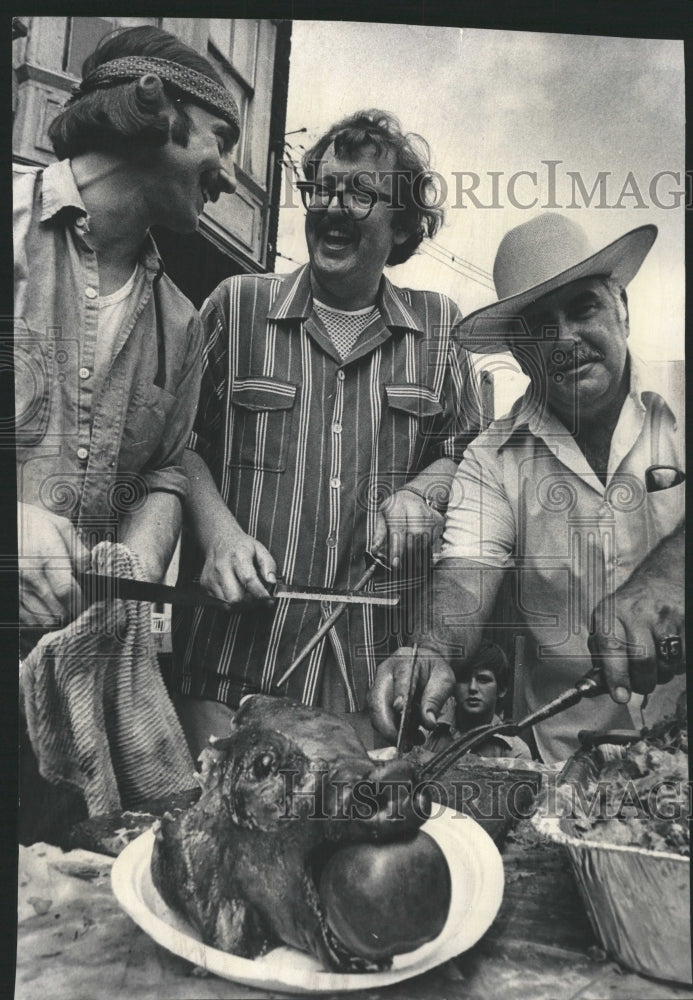 1972 Press Photo Tom and Dan Bukovitch pig roasters. - RRW36891 - Historic Images