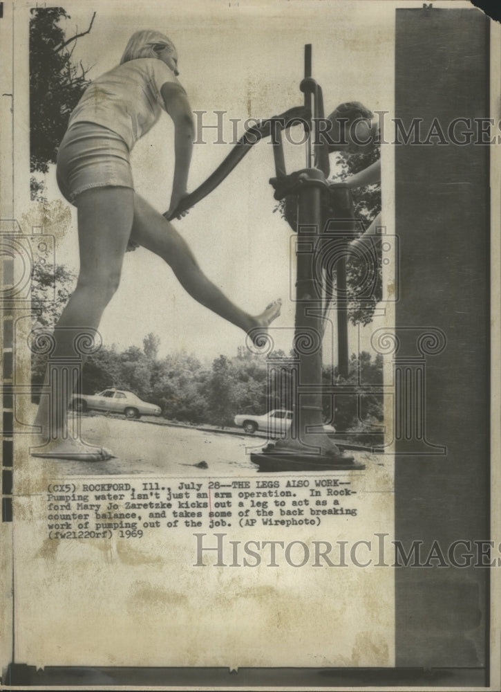 1969 Press Photo Pumping of water from water pump. - RRW36931 - Historic Images